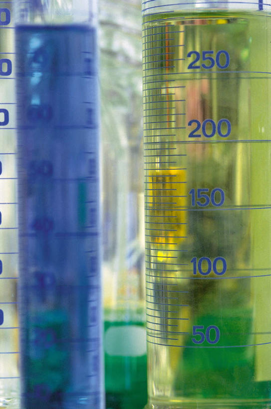 无人,竖图,室内,特写,白天,正面,实验,仪器,杯子,阴影,朦胧,模糊,研究,透明,反射,分析,化学,测试,试管,液体,影子,实验室,研究室,玻璃制品,两个,黄色,蓝色,玻璃瓶,瓶子,器皿,计量,试验室,玻璃仪器,试验耗材,实验用品,玻璃杯,彩图