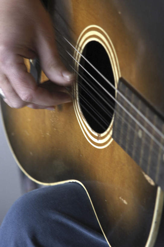 西方人,手,一个人,竖图,室内,特写,白天,正面,欧洲,欧洲人,仅一个男性,仅一个人,一把,阴影,朦胧,模糊,反射,影子,吉他,乐器,弦乐器,弹奏,演奏,仅一个年轻男性,手部,单手,弹拨弦鸣乐器,男人,男性,年轻男性,白种人,半身,彩图,弹拨弦乐器