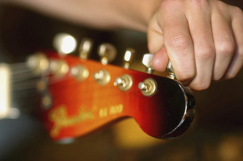 西方人,手,一个人,横图,室内,特写,白天,正面,欧洲,欧洲人,仅一个男性,仅一个人,一把,阴影,朦胧,模糊,反射,影子,吉他,乐器,弦乐器,仅一个年轻男性,手部,单手,调节,弹拨弦鸣乐器,调整,调度,调理,男人,男性,年轻男性,白种人,半身,彩图,调处,调剂,弹拨弦乐器