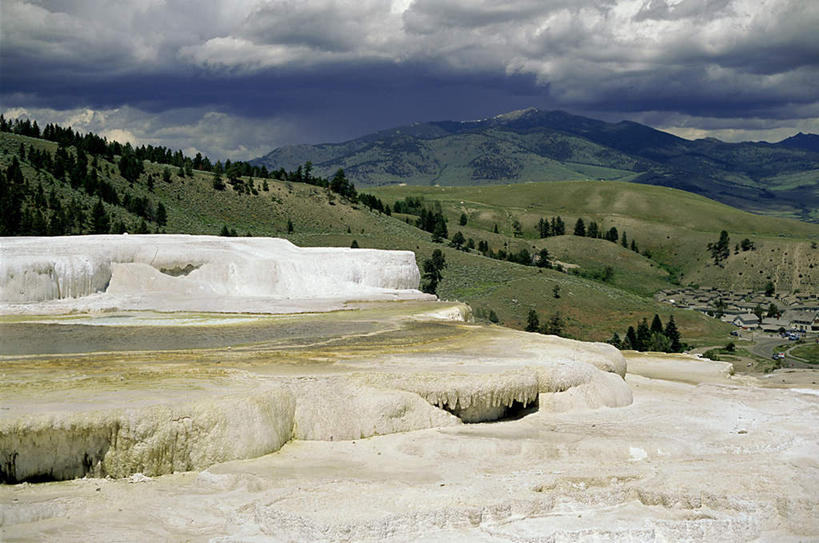 无人,公园,横图,室外,白天,正面,旅游,度假,草地,草坪,石头,美景,树林,植物,美国,石子,景观,乌云,云,阴天,云朵,云彩,娱乐,草,树,树木,绿色,天空,自然,天,享受,休闲,景色,放松,生长,成长,北美,北美洲,国家公园,昏暗,阴沉,自然风光,美洲,黄石国家公园,怀俄明州,怀俄明,黄石公园,北亚美利加洲,亚美利加洲,平等之州,猛犸温泉,石块,岩石,彩图