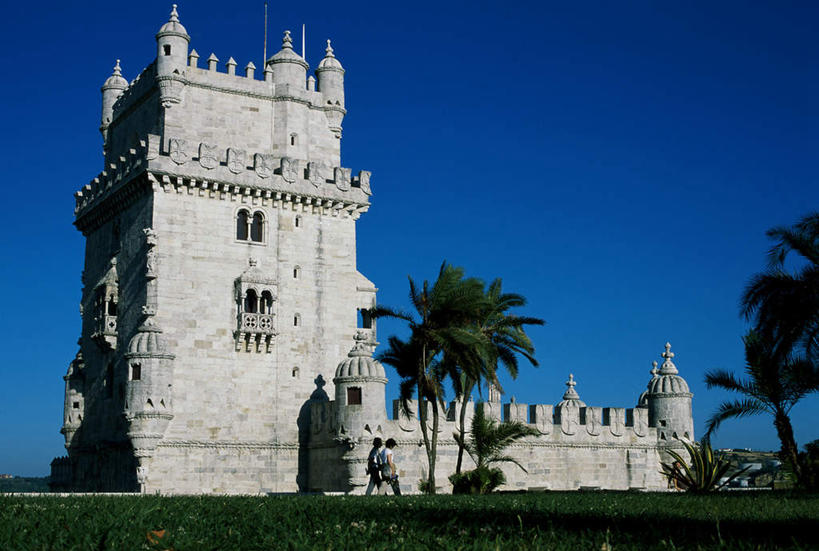 西方人,两个人,伙伴,朋友,站,横图,室外,白天,仰视,旅游,度假,友谊,草地,草坪,石头,名胜古迹,植物,标志建筑,地标,建筑,葡萄牙,欧洲,欧洲人,阴影,服装,遗迹,光线,石子,影子,堡垒,城堡,墙,首都,注视,休闲装,古迹,文物,娱乐,建设,古建筑,里斯本,墙壁,墙面,草,树,树木,衣服,蓝色,绿色,蓝天,天空,阳光,自然,天,观察,看,站着,享受,休闲,休闲服,旅游胜地,放松,服饰,生长,晴朗,成长,观看,察看,要塞,关注,南欧,古文明,贝伦塔,万里无云,葡萄牙共和国,设防,友情,男人,男性,年轻男性,白种人,石块,岩石,晴空,晴空万里,站立,彩图,低角度拍摄,全身