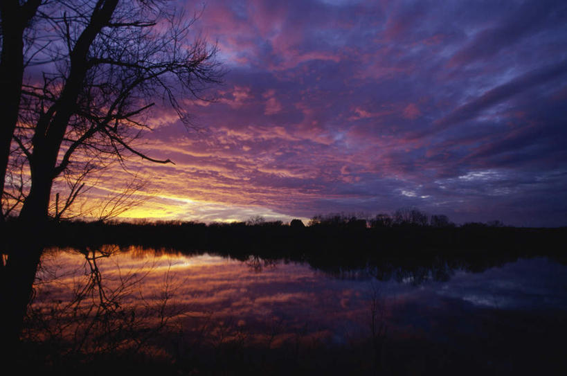 无人,横图,室外,白天,正面,旅游,度假,湖,湖泊,美景,日落,山,山脉,水,植物,美国,湖面,景观,山峰,水流,水面,晚霞,霞光,落日,枝条,山峦,背光,娱乐,树,树木,树枝,倒影,自然,黄昏,湖水,群山,享受,休闲,景色,彩霞,放松,倒映,北美,北美洲,自然风光,美洲,逆光,北亚美利加洲,亚美利加洲,堪萨斯,堪萨斯州,向日葵之州,向日葵州,夕照,反照,虬枝,枝杈,夕阳,彩图,斜阳