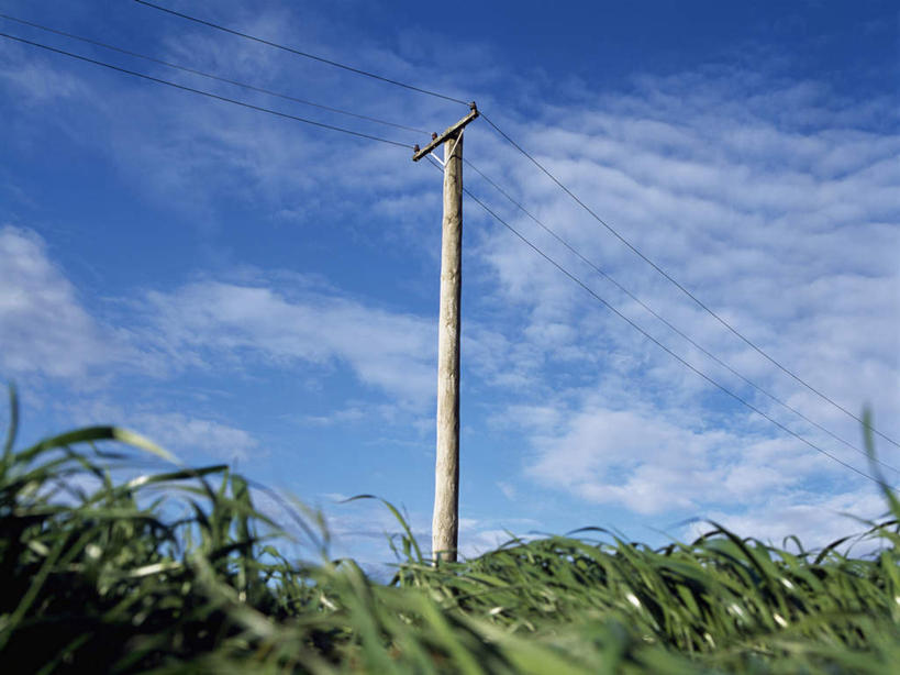 无人,横图,室外,白天,仰视,草地,草坪,植物,一座,阴影,电力,光线,电线,电线杆,线,影子,云,云朵,电能,线路,云彩,草,蓝色,绿色,白云,蓝天,天空,阳光,天,晴朗,电,电源,能量,晴空,彩图,低角度拍摄