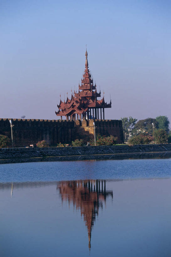 无人,竖图,室外,白天,正面,旅游,度假,河流,名胜古迹,水,标志建筑,地标,建筑,缅甸,亚洲,阴影,节日,遗迹,光线,影子,屋顶,河水,水流,顶棚,古迹,文化,文物,娱乐,建设,古建筑,蓝色,倒影,蓝天,天空,阳光,天,祈祷,享受,休闲,健康,旅游胜地,放松,许愿,宗教,东南亚,信仰,晴朗,纪念,祈求,倒映,古文明,万里无云,缅甸联邦,反照,曼德勒省,平安,晴空,晴空万里,彩图,皇宫,曼德勒皇宫