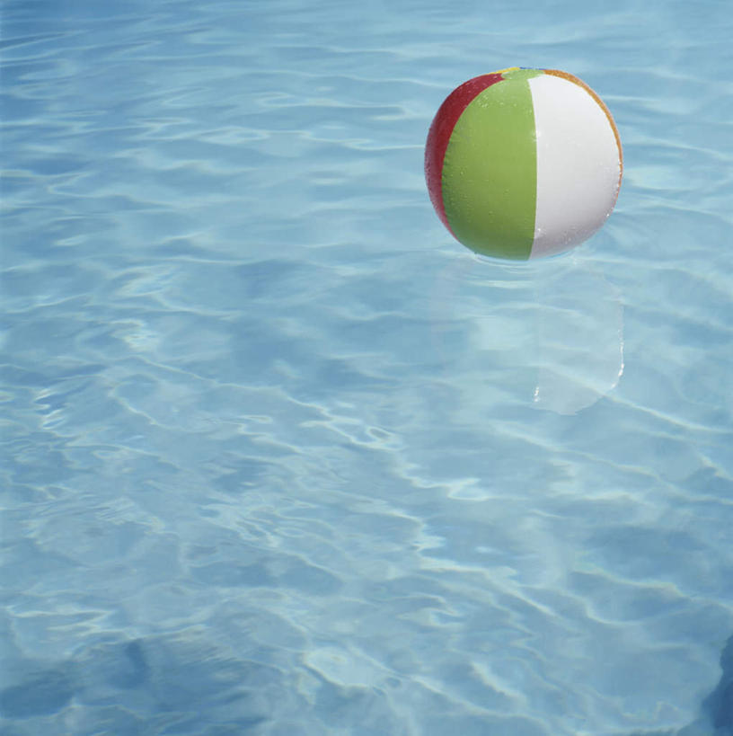 无人,游泳池,竖图,俯视,室外,白天,游戏,水,玩具,阴影,光线,影子,塑料,水池,水面,玩,娱乐,泳池,一个,阳光,气球,塑料制品,休闲,充气玩具,橡胶,益智,单个,活动,发泄,消遣,智力,橡胶制品,宣泄,玩耍,嬉戏,彩图,高角度拍摄