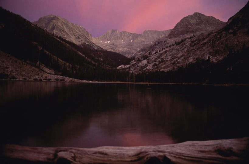 无人,公园,横图,室外,白天,正面,旅游,度假,湖,湖泊,石头,美景,日落,山,山脉,水,美国,石子,湖面,景观,山峰,水流,水面,晚霞,霞光,落日,山峦,娱乐,倒影,自然,黄昏,湖水,群山,享受,休闲,景色,彩霞,放松,倒映,北美,北美洲,国家公园,加利福尼亚,自然风光,美洲,加州,加利福尼亚州,金州,黄金州,三王峡谷国家公园,国王谷国家公园,北亚美利加洲,亚美利加洲,金斯峡谷国家公园,帝王谷,帝国谷,皇帝谷,夕照,反照,国王峡谷国家公园,石块,岩石,夕阳,彩图,斜阳