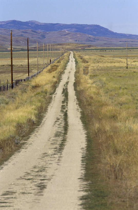 无人,栏杆,竖图,室外,白天,正面,旅游,度假,美景,山,山脉,道路,路,美国,阴影,光线,影子,景观,山峰,围栏,小路,交通,山峦,娱乐,护栏,蓝色,蓝天,天空,阳光,自然,群山,天,享受,休闲,景色,放松,晴朗,北美,北美洲,自然风光,美洲,爱达荷州,万里无云,北亚美利加洲,亚美利加洲,爱达荷,爱达华州,宝石之州,宝石州,晴空,晴空万里,彩图