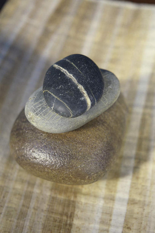 无人,竖图,俯视,室内,特写,白天,石头,静物,三块,一排,阴影,整齐,反射,石子,影子,排列,鹅卵石,摄影,影棚,堆,队列,按摩石,石块,彩图,高角度拍摄,影棚拍摄,拍摄