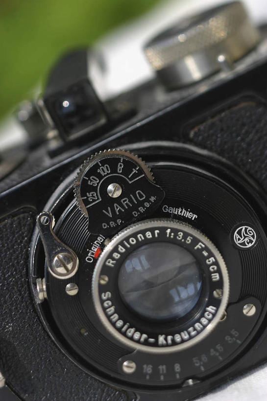 无人,竖图,室外,特写,白天,正面,静物,相机,朦胧,模糊,标志,数字,文字,字符,标识,一个,拍照,数码相机,摄影,阿拉伯数字,单个,照相机,彩图,照相