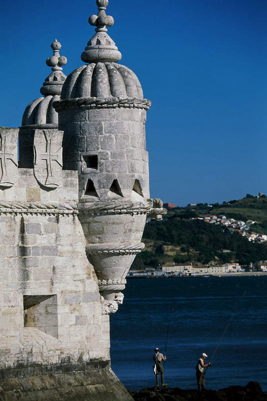 西方人,两个人,家,站,竖图,室外,白天,正面,旅游,度假,河流,名胜古迹,水,植物,别墅,标志建筑,地标,建筑,葡萄牙,欧洲,欧洲人,行人,游客,游人,阴影,波纹,服装,遗迹,光线,影子,堡垒,城堡,房屋,屋子,河水,水流,公寓,涟漪,首都,古迹,文物,娱乐,建设,古建筑,洋房,楼房,里斯本,路人,旅客,住宅,树,树木,衣服,蓝色,绿色,倒影,蓝天,水纹,天空,阳光,自然,波浪,天,站着,享受,休闲,旅游胜地,放松,服饰,生长,晴朗,成长,倒映,衣着,要塞,穿着,南欧,古文明,贝伦塔,万里无云,水晕,衣饰,葡萄牙共和国,反照,过客,设防,男人,男性,中年男性,白种人,晴空,晴空万里,站立,彩图,全身,房子