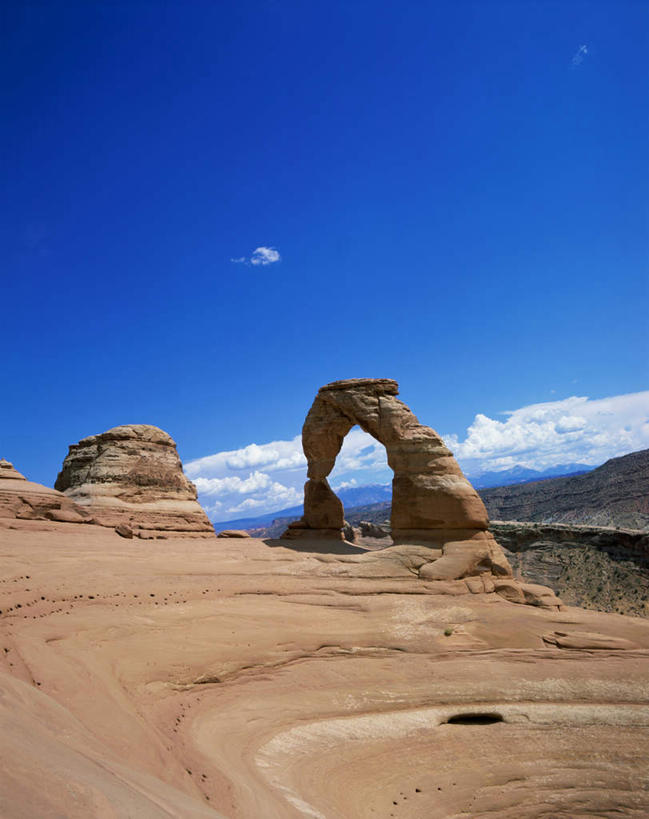 无人,公园,竖图,室外,白天,正面,旅游,度假,石头,美景,沙漠,山,山脉,美国,阴影,光线,石子,影子,景观,山顶,山峰,云,云朵,拱门,山峦,云彩,娱乐,蓝色,白云,蓝天,天空,阳光,自然,群山,天,享受,休闲,景色,放松,晴朗,北美,北美洲,国家公园,犹他州,自然风光,美洲,拱门国家公园,沉积岩,拱石国家公园,北亚美利加洲,亚美利加洲,犹他,蜂窝之州,蜂房州,颠峰,极峰,水成岩,大漠,砂漠,石块,岩石,晴空,彩图