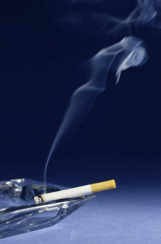 无人,竖图,室内,特写,白天,正面,桌面,桌子,静物,香烟,玻璃,阴影,反射,木制,影子,玻璃制品,一只,木制品,烟,摄影,影棚,烟灰缸,烟碟,烟盅,卷烟,烟草,纸烟,彩图,影棚拍摄,拍摄