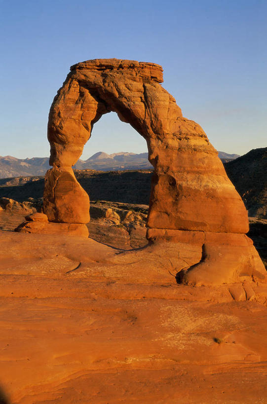 无人,公园,竖图,室外,白天,正面,旅游,度假,石头,美景,沙漠,山,山脉,美国,阴影,光线,石子,影子,景观,山顶,山峰,拱门,山峦,娱乐,蓝色,蓝天,天空,阳光,自然,群山,天,享受,休闲,景色,放松,晴朗,北美,北美洲,国家公园,犹他州,自然风光,美洲,拱门国家公园,沉积岩,万里无云,拱石国家公园,北亚美利加洲,亚美利加洲,犹他,蜂窝之州,蜂房州,颠峰,极峰,水成岩,大漠,砂漠,石块,岩石,晴空,晴空万里,彩图