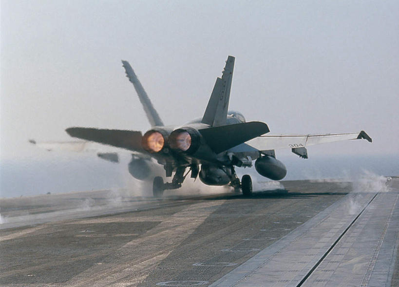 无人,横图,室外,白天,正面,飞机,船,美国,阴影,光线,影子,蓝色,蓝天,天空,阳光,天,军舰,空军,一架,晴朗,甲板,战斗机,北美,北美洲,航母,美洲,海军,战舰,航空母舰,军用机,美军,飞行甲板,军用战斗机,军用战舰,战船,华盛顿号航空母舰,万里无云,F/A-18战斗机,F/A-18战机,F-18C大黄蜂战斗机,F-18大黄蜂战斗机,F-18战斗机,F-18战机,KC-135加油机,北亚美利加洲,亚美利加洲,空母,载机巡洋舰,晴空,晴空万里,彩图,核动力航空母舰,核航母,乔治.华盛顿号航空母舰