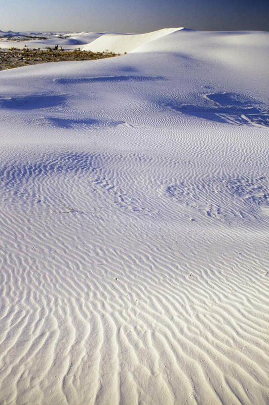 无人,公园,竖图,室外,白天,正面,旅游,度假,美景,沙漠,美国,阴影,光线,纹路,纹理,影子,地平线,景观,云,云朵,辽阔,地面,云彩,娱乐,蓝色,白云,蓝天,天空,阳光,自然,天,享受,休闲,广阔,景色,放松,晴朗,一望无际,北美,北美洲,国家公园,自然风光,延伸,美洲,新墨西哥,肌理,新墨西哥州,天地相交,北亚美利加洲,亚美利加洲,迷人之地,迷人之州,白沙国家纪念碑,白沙国家公园,无边无际,一马平川,大漠,砂漠,晴空,彩图
