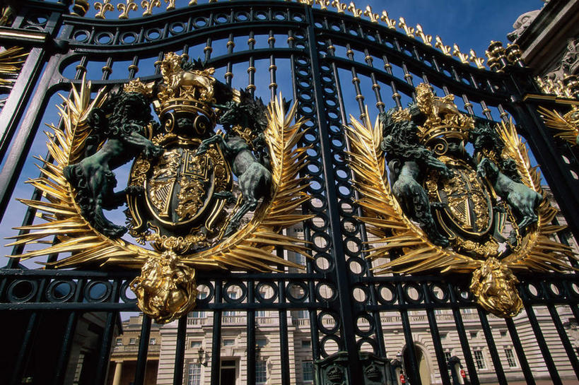 西方人,两个人,站,横图,室内,白天,仰视,旅游,度假,门,标志建筑,地标,建筑,金属制品,雕塑,英国,欧洲,伦敦,欧洲人,行人,游客,游人,阴影,服装,艺术,装饰,光线,金属,标志,雕刻,雕像,影子,大门,首都,注视,休闲装,娱乐,标识,建设,白金汉宫,路人,旅客,衣服,蓝色,蓝天,天空,阳光,工艺品,门框,天,观察,看,站着,享受,休闲,休闲服,金色,旅游胜地,放松,服饰,晴朗,观看,纪念,美术,察看,徽章,富贵,西欧,关注,主题,前门,警徽,大不列颠,陈列,宅院,忠诚,大不列颠及北爱尔兰联合王国,万里无云,功能,美学,富丽,大不列颠联合王国,日不落英帝国,名誉,荣华,雾都,办公厅,藏金库,美术陈列馆,过客,白金汉屋,帝国纪念堂,男人,男性,年轻男性,白种人,晴空,晴空万里,站立,半身,彩图,低角度拍摄,宅门