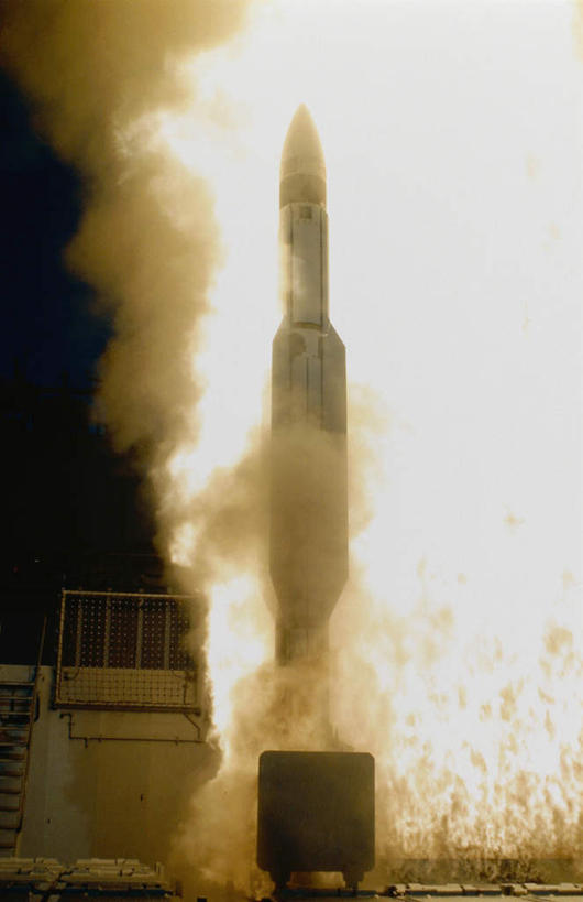 无人,竖图,室外,夜晚,正面,热情,竞争,火箭,航天,高科技,科技,船,火,美国,对抗,冲突,军事,科学,火焰,燃烧,破坏,武器,战争,工业,运输,军舰,损坏,北美,北美洲,攻击,恐怖,威胁,对立,矛盾,载具,兵器,美洲,海军,防御,战舰,巡洋舰,军方,军工业,美军,军用战舰,战船,伊利湖号巡洋舰,国防,敌对,挫败,斗争,抗拒,抗衡,北亚美利加洲,亚美利加洲,杀伤,威慑,危险,彩图