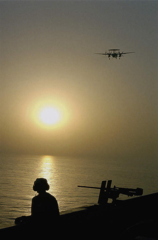 西方人,一个人,坐,竖图,室外,白天,制服,海浪,海洋,日落,飞机,船,帽子,欧洲,美国,欧洲人,仅一个男性,仅一个人,士兵,阴影,光线,头盔,影子,浪花,水平线,晚霞,霞光,落日,辽阔,海平线,背光,注视,仅一个年轻男性,背面,衣服,阳光,海水,黄昏,安全帽,观察,看,广阔,彩霞,军舰,空军,观看,军人,一望无际,甲板,战斗机,察看,北美,军装,北美洲,关注,航母,美洲,军服,海军,逆光,海景,战舰,航空母舰,军用机,预警机,美军,飞行甲板,军用战斗机,军用战舰,战船,华盛顿号航空母舰,E-2C鹰眼预警机,E-2C预警机,北亚美利加洲,亚美利加洲,兵士,空母,载机巡洋舰,无边无际,一马平川,夕照,男人,男性,年轻男性,白种人,大海,风浪,海,海水的波动,近岸浪,涌浪,夕阳,坐着,彩图,全身,核动力航空母舰,核航母,乔治.华盛顿号航空母舰,水天相接,水天一线,斜阳