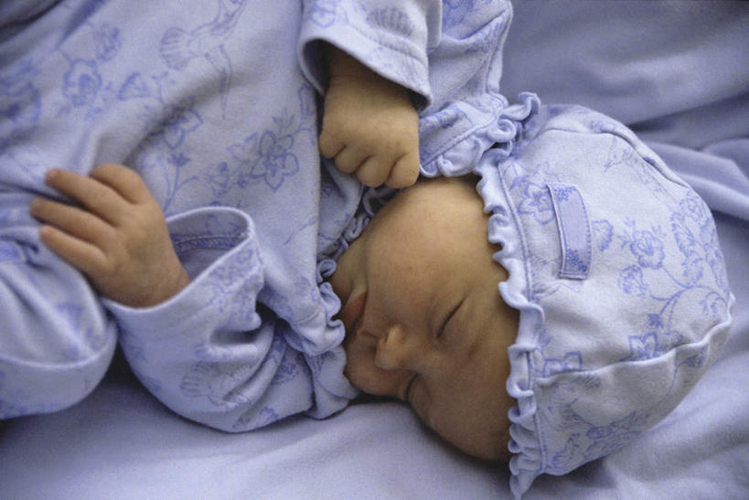 西方人,婴儿,儿童,一个人,躺,闭眼,睡,横图,俯视,室内,白天,婴儿服装,纯洁,安全,床,卧室,帽子,欧洲,欧洲人,仅一个人,服装,朦胧,模糊,小孩,衣服,紫色,舒服,可爱,服饰,单人床,活泼,睡帽,婴儿用品,婴儿床,保护,舒适,衣着,穿着,宝宝,纯真,烂漫,无邪,衣饰,卧着,伶俐,天真,白种人,孩子,闭眼睛,闭着眼,闭着眼睛,困,困觉,寝息,睡觉,躺着,卧,半身,彩图,高角度拍摄,婴儿服,睡房,卧房