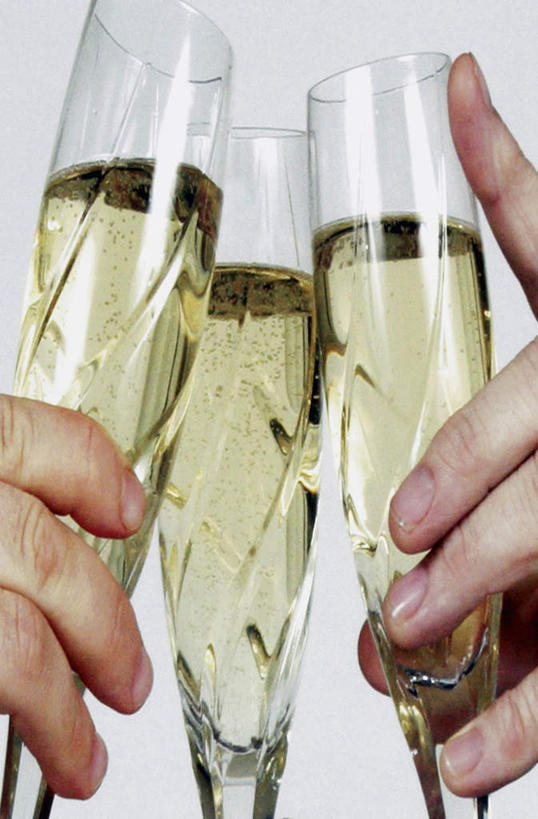 葡萄酒,西方人,手,两个人,伙伴,朋友,竖图,室内,特写,白天,白色背景,正面,奢侈,快乐,友谊,杯子,欧洲,欧洲人,握,阴影,庆祝,反射,高脚杯,影子,浪漫,拿,拿着,玻璃制品,酒,饮料,酒杯,香槟,干杯,碰杯,手部,交际,友好,诱惑,握着,摄影,影棚,单手,庆贺,礼仪,敬酒,香槟杯,劝酒,气泡酒,起泡酒,汽酒,友情,男人,男性,年轻男性,白种人,玻璃杯,半身,彩图,影棚拍摄,高兴,欢笑,拍摄