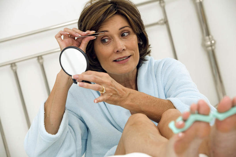 西方人,腿部,脚,脚趾,脚趾甲,腿,一个人,坐,笑,微笑,露齿笑,横图,室内,白天,正面,浴袍,化妆,美容,时尚,床,镜子,靠垫,卧室,欧洲,欧洲人,仅一个女性,仅一个人,握,朦胧,模糊,反射,墙,双人床,床单,靠枕,拿,拿着,注视,光脚,被子,墙壁,墙面,白色,垫子,枕头,观察,看,仅一个中年女性,赤脚,握着,观看,镜像,察看,美容工具,被单,镜面,关注,修眉刀,化妆工具,分趾器,光学,手镜,分指棉,分指器,隔指棉,隔趾棉,刮眉刀,海绵分趾器,脚趾分趾器,女人,女性,中年女性,白种人,脚指甲,坐着,半身,彩图,汤帷子,浴衣,睡房,卧房