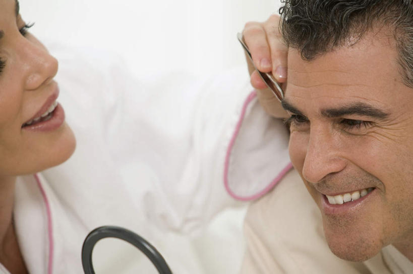 西方人,中年人,两个人,家庭,夫妻,躺,笑,微笑,露齿笑,横图,室内,白天,正面,浴袍,爱情,化妆,美容,时尚,床,镜子,卧室,欧洲,欧洲人,握,服装,反射,墙,双人床,床单,浪漫,拿,拿着,注视,休闲装,被子,墙壁,墙面,衣服,白色,观察,看,趴着,休闲,温暖,温馨,一家人,休闲服,恩爱,握着,恋人,服饰,观看,镜像,和睦,察看,美容工具,被单,镜面,关注,修眉刀,化妆工具,光学,手镜,刮眉刀,卧着,男人,男性,女人,女性,中年男性,中年女性,白种人,夫妇,情侣,趴,躺着,卧,半身,彩图,汤帷子,浴衣,睡房,卧房,伴侣,融洽