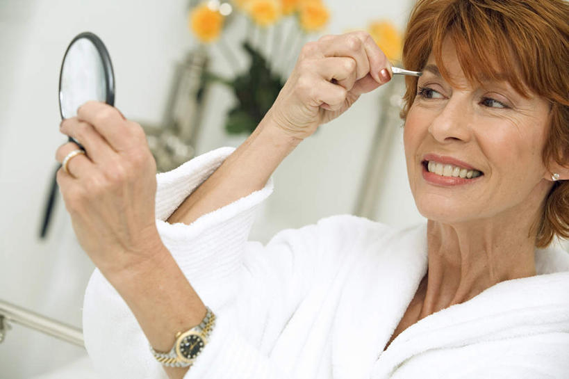 西方人,一个人,站,笑,微笑,露齿笑,横图,室内,白天,正面,浴袍,爱情,化妆,美容,时尚,幸福,纯洁,热情,镜子,玫瑰,欧洲,欧洲人,仅一个女性,仅一个人,握,朦胧,模糊,盛开,时间,反射,时钟,手表,墙,玫瑰花,浪漫,拿,计时,花蕾,拿着,注视,墙壁,墙面,装饰品,花,花瓣,花朵,鲜花,白色,戒指,饰品,首饰,钟表,花苞,花蕊,观察,看,站着,仅一个中年女性,温暖,温馨,表,恩爱,握着,观看,腕表,信物,镜像,和睦,察看,美容工具,权利,镜面,关注,感动,修眉刀,化妆工具,光学,尊敬,手镜,手饰,刮眉刀,天真,刺玫花,徘徊花,女人,女性,中年女性,白种人,钟,站立,半身,彩图,汤帷子,浴衣,融洽