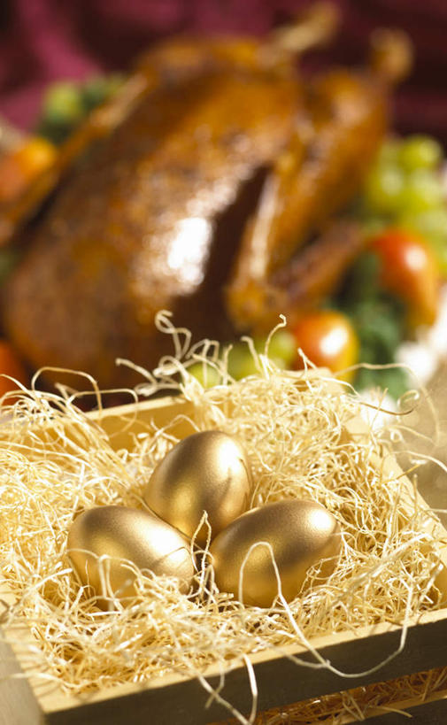 无人,竖图,俯视,室内,特写,白天,鸡,阴影,朦胧,模糊,反射,木制,木盒,影子,蛋,鸡蛋,火鸡,家禽,动物,木制品,容器,牲畜,储藏,储存,金蛋,草鸡蛋,卵,七面鸟,吐绶鸡,彩图,高角度拍摄,贮存