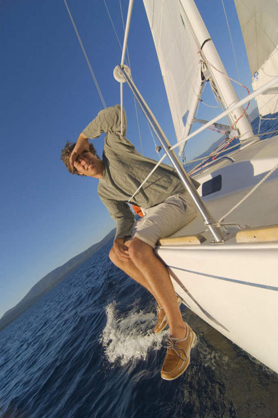 帆船,西方人,一个人,栏杆,坐,竖图,室外,白天,正面,海浪,海洋,山,山脉,船,帽子,欧洲,欧洲人,仅一个男性,仅一个人,一艘,阴影,服装,光线,扶手,墨镜,眼镜,影子,浪花,山峰,山峦,扭头,注视,休闲装,运动帽,护栏,仅一个年轻男性,衣服,蓝色,蓝天,天空,阳光,海水,太阳镜,太阳眼镜,交通工具,群山,天,观察,看,转头,休闲,休闲服,鸭舌帽,遮阳镜,遮,遮掩,服饰,晴朗,观看,察看,掩盖,遮挡,关注,载具,海景,遮盖,万里无云,掩饰,男人,男性,年轻男性,白种人,大海,风浪,海,海水的波动,近岸浪,涌浪,晴空,晴空万里,坐着,彩图,全身