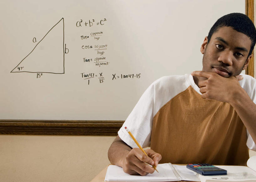 西方人,一个人,学校,坐,横图,室内,白天,正面,计算器,桌子,欧洲,非洲,黑人,欧洲人,仅一个男性,仅一个人,撑,握,服装,计算,科学,英文,笔,标志,三角形,图形,文字,字符,字母,墙,办公用品,记事本,几何,拿,拿着,托腮,注视,休闲装,标识,书桌,校园,墙壁,墙面,文具,仅一个年轻男性,衣服,白色,白板,本子,笔记本,课桌,铅笔,学习用品,观察,看,托,休闲,教室,休闲服,握着,理财,财务,服饰,观看,英文字母,文具用品,察看,关注,数学,托下巴,记录板,直角三角形,阿拉伯文,记事板,阿拉伯语,阿拉伯字母,男人,男性,年轻男性,非洲人,坐着,半身,彩图,Rt三角形,几何图形