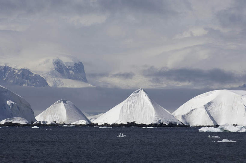 无人,横图,室外,白天,正面,旅游,度假,冰山,海浪,海洋,美景,山,冰,景观,浪花,山峰,乌云,云,阴天,云朵,山峦,云彩,娱乐,冰川,天空,自然,海水,天,享受,休闲,景色,放松,寒冷,冰冷,昏暗,阴沉,自然风光,南极洲,冰河,海景,严寒,冰凉,酷寒,凛冽,凛凛,极冷,格雷厄姆地,南极半岛,南极大陆,帕默半岛,大海,风浪,海,海水的波动,近岸浪,涌浪,彩图