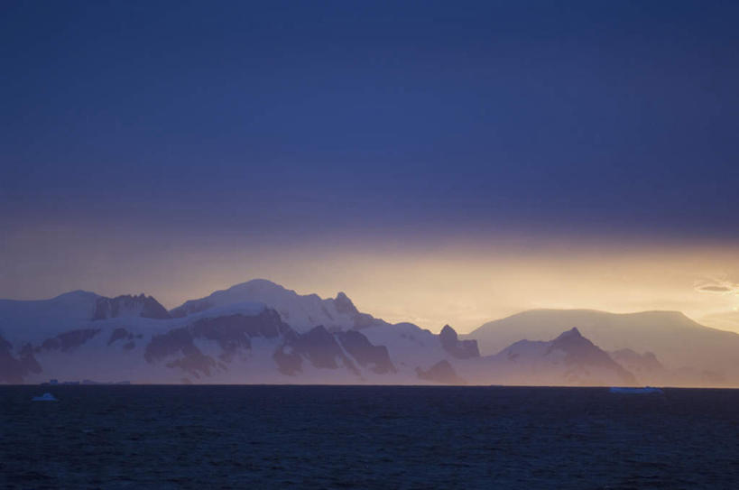 无人,横图,室外,白天,正面,旅游,度假,南极,冰山,海浪,海洋,美景,日落,山,雾,阴影,朦胧,模糊,光线,影子,冰,景观,浪花,山峰,晚霞,霞光,落日,山峦,娱乐,冰川,阳光,自然,海水,黄昏,享受,休闲,景色,彩霞,放松,寒冷,迷雾,冰冷,自然风光,南极洲,冰河,海景,严寒,冰凉,酷寒,凛冽,凛凛,极冷,南极大陆,杰拉许海峡,夕照,南极地区,南极区,南极圈,第七大陆,大海,风浪,海,海水的波动,近岸浪,涌浪,大雾,夕阳,彩图,斜阳