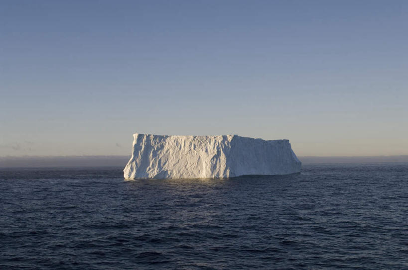 无人,横图,室外,白天,正面,旅游,度假,冰山,海浪,海洋,美景,山,阴影,光线,影子,冰,景观,浪花,山峰,水平线,辽阔,海平线,山峦,娱乐,冰川,蓝色,蓝天,天空,阳光,自然,海水,天,享受,休闲,广阔,景色,放松,寒冷,晴朗,一望无际,冰冷,自然风光,南极洲,冰河,海景,万里无云,严寒,冰凉,酷寒,凛冽,凛凛,极冷,格雷厄姆地,南极半岛,南极大陆,帕默半岛,无边无际,一马平川,大海,风浪,海,海水的波动,近岸浪,涌浪,晴空,晴空万里,彩图,水天相接,水天一线