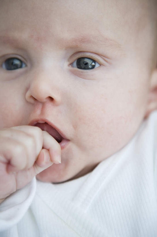 西方人,婴儿,儿童,脸,头,脸颊,手,一个人,笑,微笑,竖图,室内,特写,白天,正面,婴儿服装,纯洁,欧洲,欧洲人,仅一个人,阴影,反射,影子,注视,肩膀,小孩,白色,观察,看,手部,可爱,活泼,观看,单手,察看,关注,宝宝,吸吮,纯真,烂漫,无邪,伶俐,天真,白种人,孩子,头部,脸部,脸蛋,面部,半身,彩图,婴儿服