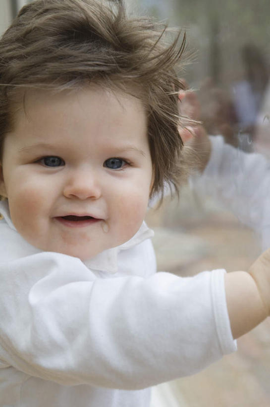 西方人,婴儿,儿童,一个人,笑,微笑,竖图,室内,白天,侧面,婴儿服装,纯洁,欧洲,欧洲人,仅一个人,阴影,朦胧,模糊,反射,影子,注视,小孩,观察,看,可爱,活泼,观看,察看,关注,宝宝,纯真,烂漫,无邪,伶俐,天真,白种人,孩子,半身,彩图,婴儿服