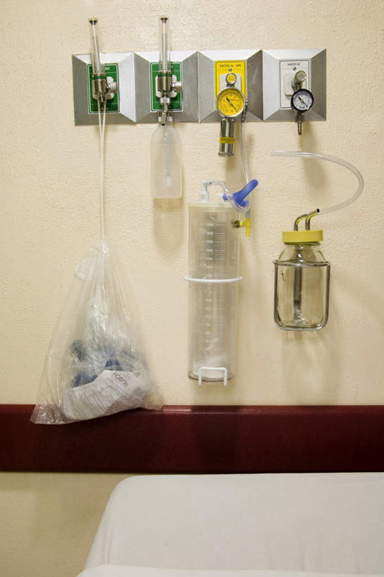 无人,医院,竖图,室内,白天,正面,玻璃,阴影,反射,影子,玻璃制品,玻璃瓶,瓶子,氧气瓶,医疗,医疗设备,医疗器械,广口瓶,医疗机构,彩图,病院,诊所