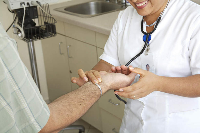 西方人,两个人,医生,护士,站,坐,笑,微笑,露齿笑,横图,俯视,室内,白天,工作服,制服,床,柜子,桌子,欧洲,欧洲人,阴影,服装,检查,反射,水槽,影子,墙,床单,储物柜,休闲装,被子,标识,吊牌,水斗,墙壁,墙面,衣服,白色,病床,听诊器,胸牌,低头,站着,医护人员,医疗人员,休闲,休闲服,服饰,医疗设备,徽章,被单,白衣天使,储存,医疗器械,身份,医疗工具,胸章,胸卡,编号牌,雕刻牌,工号牌,胸号牌,胸徽,员工牌,垂头,工作制服,搭脉,储备,蕴藏,贮备,检测工具,男人,男性,年轻女性,女人,女性,中年男性,白种人,大夫,站立,坐着,半身,彩图,高角度拍摄,工作套服,护理床,医疗床,贮存