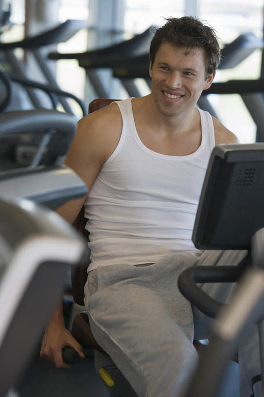 西方人,一个人,健身房,坐,笑,微笑,露齿笑,竖图,室内,白天,正面,运动服,欧洲,欧洲人,仅一个男性,仅一个人,仅一个中年男性,阴影,服装,朦胧,模糊,反射,影子,扭头,注视,运动器械,衣服,白色,观察,看,转头,健身器械,服饰,观看,察看,衣着,穿着,关注,健身器材,衣饰,漫步机,太空漫步机,男人,男性,中年男性,白种人,坐着,半身,彩图,健身馆,运动器材,运动装