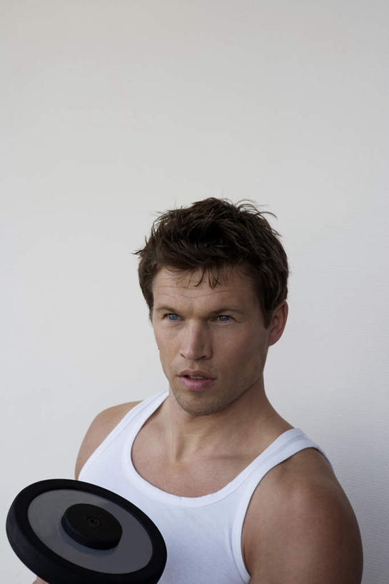 西方人,一个人,站,竖图,室内,白天,白色背景,正面,锻炼,运动,哑铃,欧洲,欧洲人,仅一个男性,仅一个人,仅一个中年男性,用力,阴影,服装,反射,背心,影子,注视,娱乐,运动器械,一个,衣服,白色,观察,看,站着,享受,休闲,健身器械,放松,摄影,服饰,影棚,单个,观看,察看,衣着,穿着,关注,使劲,健身器材,室内运动,衣饰,男人,男性,中年男性,白种人,站立,半身,彩图,影棚拍摄,健身,拍摄,运动器材