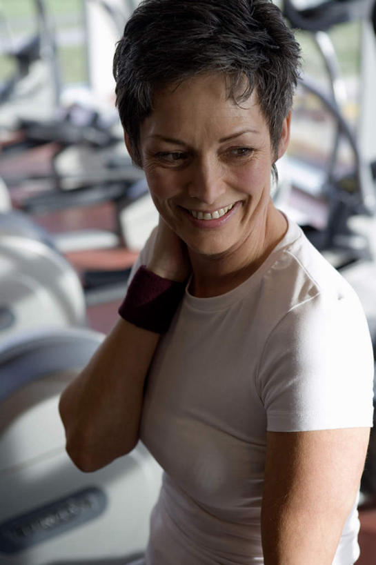 西方人,一个人,健身房,笑,微笑,露齿笑,竖图,室内,白天,正面,运动服,欧洲,欧洲人,仅一个女性,仅一个人,握,阴影,服装,朦胧,模糊,反射,影子,护腕,扭头,注视,运动器械,衣服,观察,看,转头,仅一个中年女性,健身器械,握着,服饰,观看,察看,衣着,穿着,关注,健身器材,衣饰,漫步机,太空漫步机,女人,女性,中年女性,白种人,半身,彩图,健身馆,运动器材,运动装