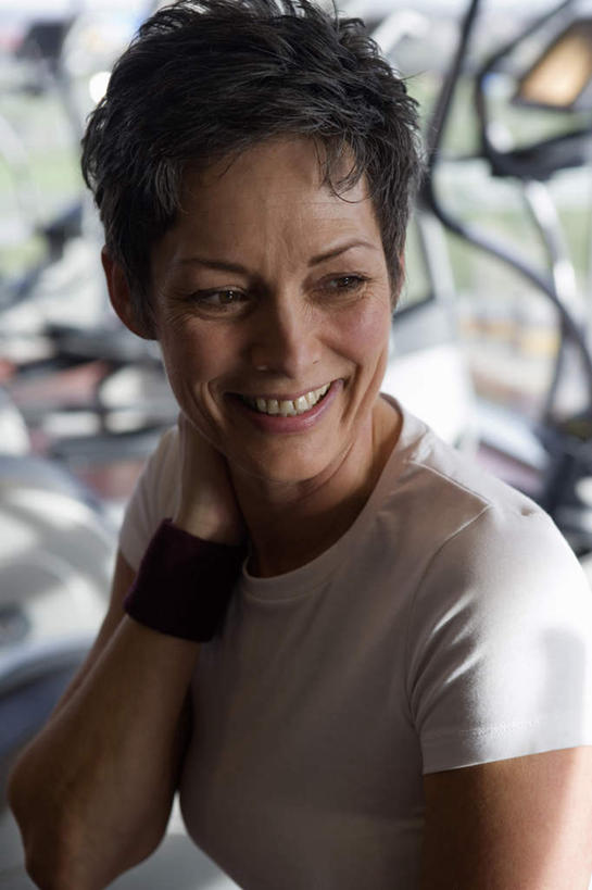 西方人,一个人,健身房,笑,微笑,露齿笑,竖图,室内,白天,正面,运动服,欧洲,欧洲人,仅一个女性,仅一个人,握,阴影,服装,朦胧,模糊,反射,影子,护腕,扭头,注视,运动器械,衣服,观察,看,转头,仅一个中年女性,健身器械,握着,服饰,观看,察看,衣着,穿着,关注,健身器材,衣饰,漫步机,太空漫步机,女人,女性,中年女性,白种人,半身,彩图,健身馆,运动器材,运动装