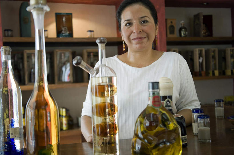 西方人,一个人,酒吧,站,笑,微笑,横图,室内,白天,正面,欧洲,欧洲人,仅一个女性,仅一个人,许多,阴影,服装,光线,影子,灯光,伏特加,酒类,置物架,注视,文化,架子,玻璃制品,画框,酒,酒瓶,装饰品,饮料,衣服,白色,玻璃瓶,耳环,瓶子,饰品,首饰,鸡尾酒,观察,看,站着,仅一个中年女性,调酒,服饰,观看,察看,创造,衣着,穿着,关注,陈列架,想象,蒸馏酒,耳饰,特其拉日出,特其拉日出鸡尾酒,衣饰,搁架,店东,店主,东主,女人,女性,中年女性,白种人,站立,半身,彩图,酒吧间,酒馆