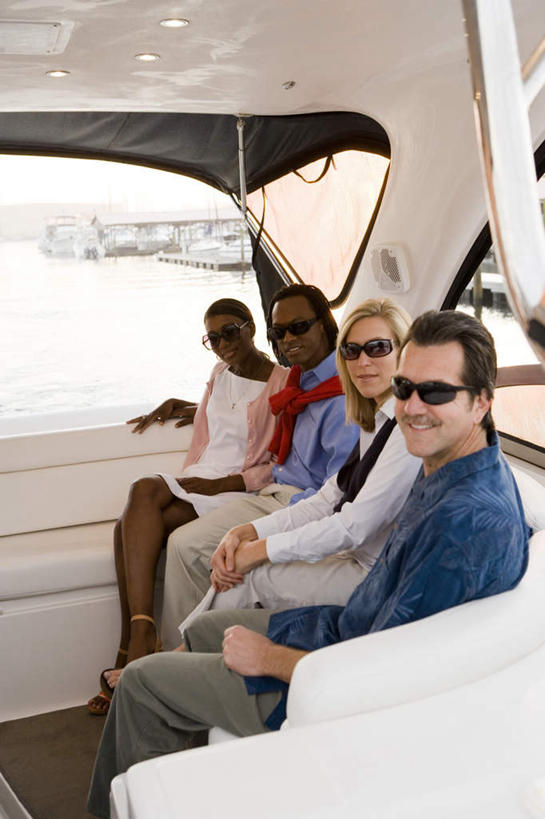 西方人,四个人,家庭,夫妻,伙伴,朋友,栏杆,坐,笑,微笑,露齿笑,竖图,室外,白天,侧面,爱情,友谊,海浪,海洋,船,欧洲,非洲,黑人,欧洲人,一艘,阴影,服装,光线,墨镜,眼镜,影子,浪花,围栏,游艇,浪漫,扭头,注视,休闲装,护栏,衣服,阳光,海水,太阳镜,太阳眼镜,交通工具,观察,看,转头,休闲,温暖,温馨,一家人,休闲服,遮阳镜,恩爱,恋人,服饰,观看,和睦,察看,关注,载具,海景,友情,男人,男性,女人,女性,中年男性,中年女性,白种人,非洲人,夫妇,情侣,大海,风浪,海,海水的波动,近岸浪,涌浪,坐着,半身,彩图,四副,伴侣,融洽