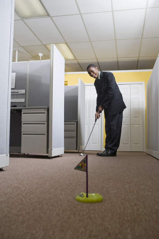 西方人,一个人,商务人士,商务男性,办公室,站,竖图,室内,白天,仰视,衬衫,锻炼,运动,地毯,家具,桌子,欧洲,非洲,黑人,欧洲人,仅一个男性,仅一个人,握,套装,装饰,编织,高尔夫,高尔夫球,球洞,手工艺品,办公桌,墙,领带,织物,拿,分开,拿着,注视,娱乐,墙壁,墙面,仅一个年轻男性,黄色,工艺品,垫子,观察,看,站着,享受,休闲,隔断,放松,握着,观看,隔离,华丽,修饰,点缀,察看,高尔夫球洞,高尔夫球杆,象征,庄重,关注,间隔,商务装,身份,工薪阶层,高尔夫运动,室内运动,高尔夫球具,办公家具,衬托,美观,雅致,雅观,正式,地位,断绝,隔开,屏蔽,屏绝,远离,中断,阻遏,阻隔,男人,男性,年轻男性,非洲人,白领,上班族,站立,彩图,低角度拍摄,全身,衬衣,健身,打击垫,高尔夫打击垫,高尔夫挥杆垫,挥杆垫