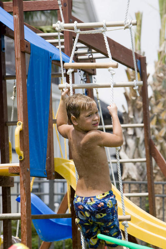 西方人,儿童,一个人,站,攀登,竖图,室外,白天,游戏,纯洁,玩具,欧洲,欧洲人,仅一个男性,仅一个人,握,阴影,短裤,裤子,光线,影子,玩,扭头,注视,娱乐,运动器械,裸露,小孩,背面,阳光,观察,看,站着,转头,仅一个小孩,休闲,滑滑梯,爬,绳梯,滑梯,可爱,童年,童趣,益智,握着,沙滩裤,观看,活动,察看,发泄,关注,消遣,智力,裸,童真,烂漫,无邪,宣泄,软梯,天真,男孩,男人,男性,白种人,孩子,攀爬,玩耍,嬉戏,站立,半身,彩图,男生