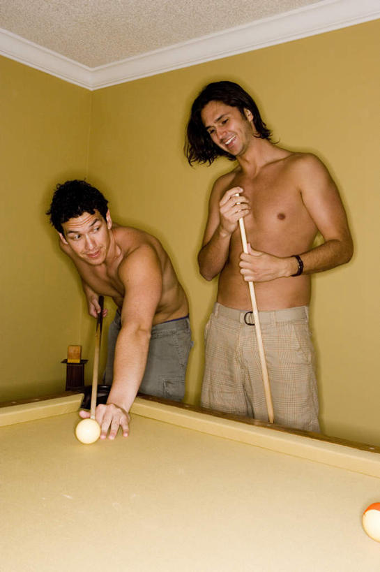 西方人,肌肉,健壮,两个人,伙伴,朋友,站,抱,笑,微笑,露齿笑,竖图,室内,白天,正面,锻炼,友谊,运动,台球,欧洲,欧洲人,弯腰,握,撞球,裤子,球杆,墙,拿,拿着,注视,娱乐,运动器械,墙壁,墙面,彩球,黄色,观察,看,站着,享受,休闲,健康,健身器械,放松,活力,力量,握着,抱着,观看,青春,察看,台球桌,搂着,强壮,关注,滑石粉,健身器材,斯诺克,壳粉,巧粉,室内运动,弯身,斯诺克球,斯诺克台球,巧克粉,友情,桌球,男人,男性,年轻男性,白种人,怀抱,搂,搂抱,相抱,拥抱,站立,半身,彩图,健身,运动器材