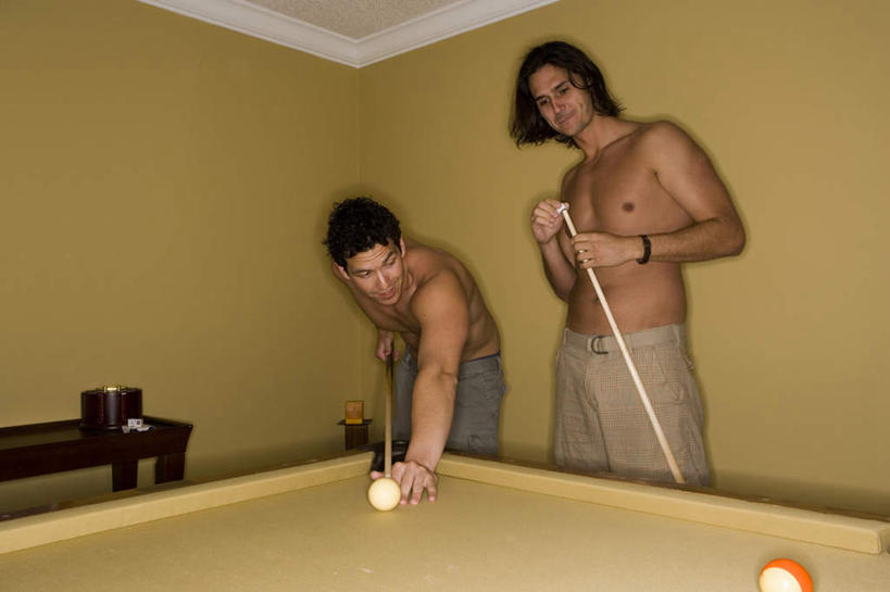 西方人,肌肉,健壮,两个人,伙伴,朋友,站,抱,笑,微笑,露齿笑,横图,室内,白天,正面,锻炼,友谊,运动,台球,欧洲,欧洲人,弯腰,握,撞球,裤子,球杆,墙,拿,拿着,注视,娱乐,运动器械,墙壁,墙面,彩球,黄色,观察,看,站着,享受,休闲,健康,健身器械,放松,活力,力量,握着,抱着,观看,青春,察看,台球桌,搂着,强壮,关注,滑石粉,健身器材,斯诺克,壳粉,巧粉,室内运动,弯身,斯诺克球,斯诺克台球,巧克粉,友情,桌球,男人,男性,年轻男性,白种人,怀抱,搂,搂抱,相抱,拥抱,站立,半身,彩图,健身,运动器材