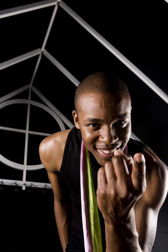 西方人,一个人,站,笑,微笑,竖图,室外,夜晚,正面,金属制品,欧洲,非洲,黑人,欧洲人,仅一个男性,仅一个人,服装,金属,背心,丝绸,丝带,缎带,注视,架子,绸带,仅一个年轻男性,衣服,粉色,绿色,黑色,天空,天,观察,看,站着,诱惑,服饰,观看,勾引,察看,衣着,穿着,关注,衣饰,引诱,蛊惑,男人,男性,年轻男性,非洲人,站立,半身,彩图