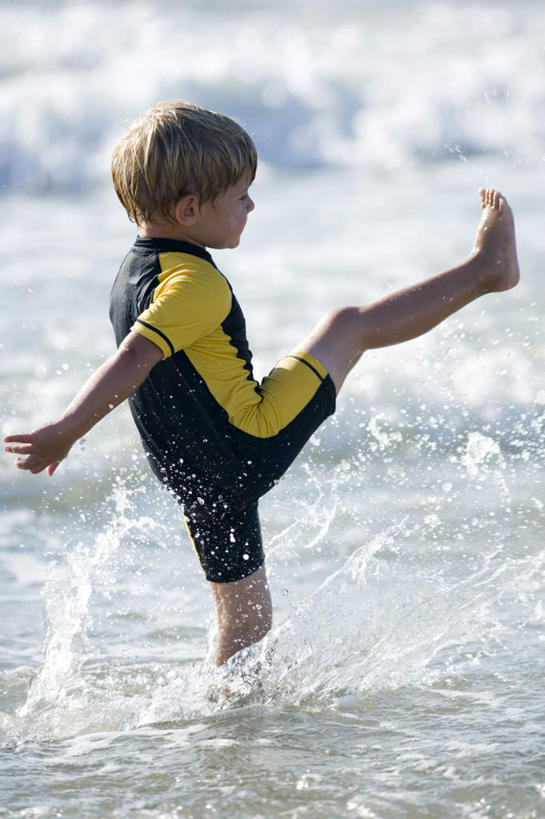 西方人,儿童,一个人,站,竖图,室外,白天,侧面,锻炼,旅游,度假,纯洁,运动,海浪,海洋,沙滩,欧洲,欧洲人,仅一个男性,仅一个人,踢,服装,沙子,海岸,浪花,沙地,注视,娱乐,小孩,衣服,海水,观察,看,站着,仅一个小孩,享受,休闲,放松,可爱,童年,童趣,潜水服,服饰,观看,张开双腿,察看,衣着,穿着,关注,室外运动,户外运动,海景,童真,烂漫,无邪,衣饰,展开双腿,天真,男孩,男人,男性,白种人,孩子,大海,风浪,海,海水的波动,海滩,近岸浪,涌浪,站立,彩图,全身,健身,干式潜水服,男生,伸展双腿