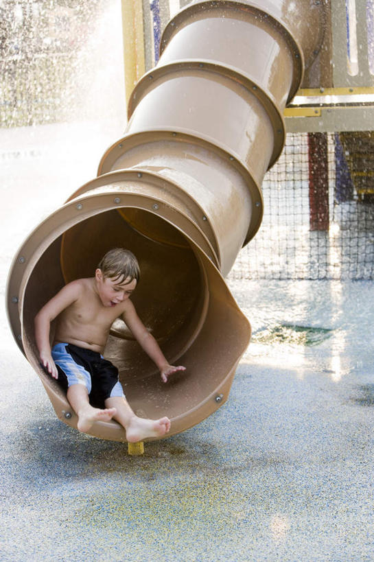 西方人,儿童,一个人,坐,笑,微笑,竖图,室外,白天,正面,游戏,纯洁,玩具,欧洲,欧洲人,仅一个男性,仅一个人,裤子,玩,注视,娱乐,运动器械,裸露,小孩,观察,看,仅一个小孩,休闲,滑滑梯,滑梯,可爱,童年,童趣,益智,观看,活动,察看,发泄,关注,消遣,智力,裸,童真,烂漫,无邪,宣泄,天真,男孩,男人,男性,白种人,孩子,玩耍,嬉戏,坐着,彩图,全身,男生